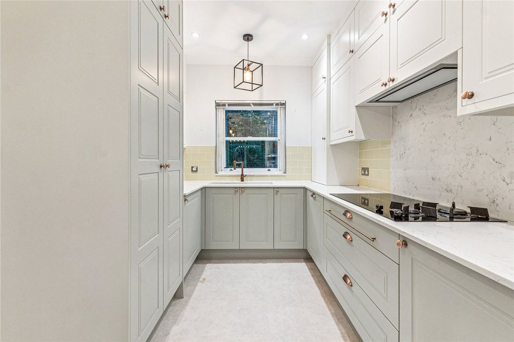 Property photo 3 of 19 Kitchen