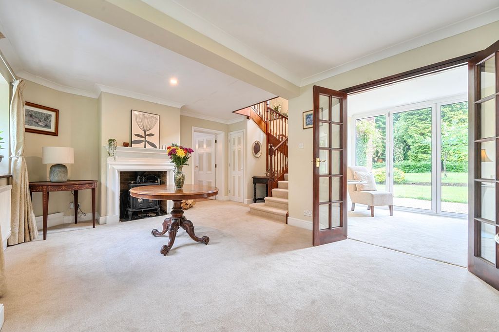 Property photo 2 of 34 Entrance Hall