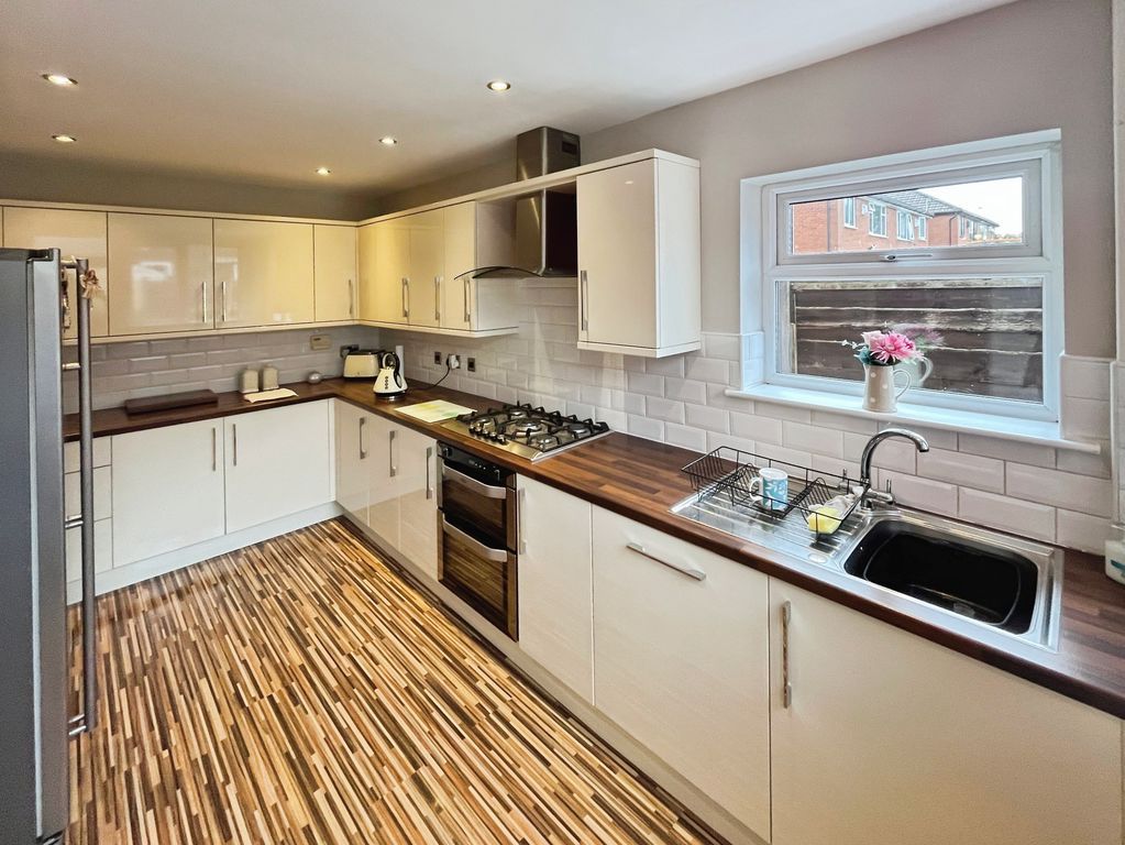 Property photo 3 of 18 Kitchen