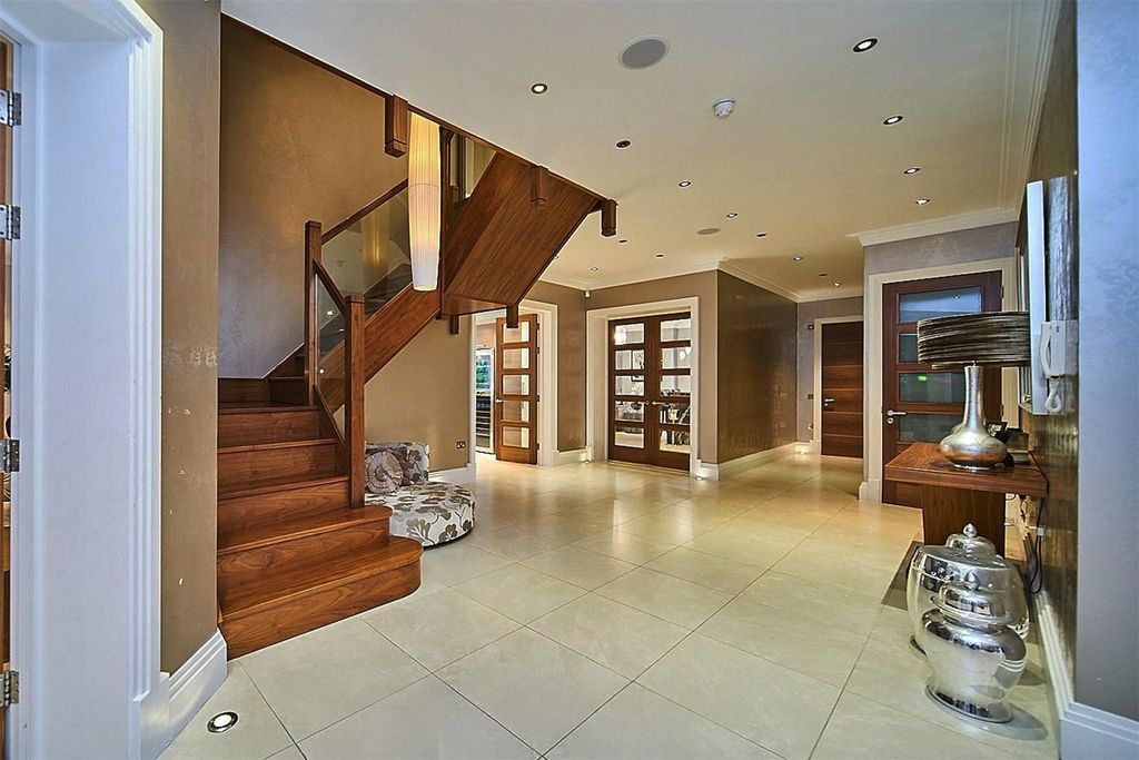 Property photo 2 of 24 Entrance Hall