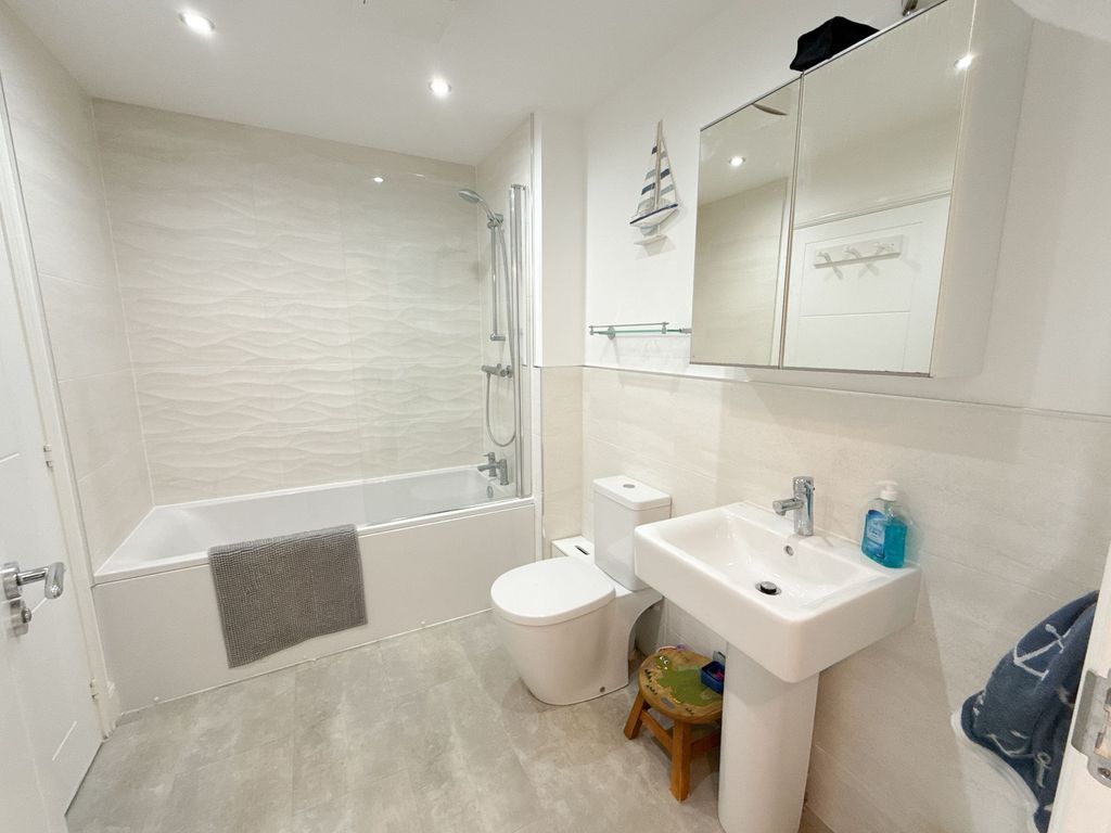 Property photo 3 of 12 En Suite Bathroom