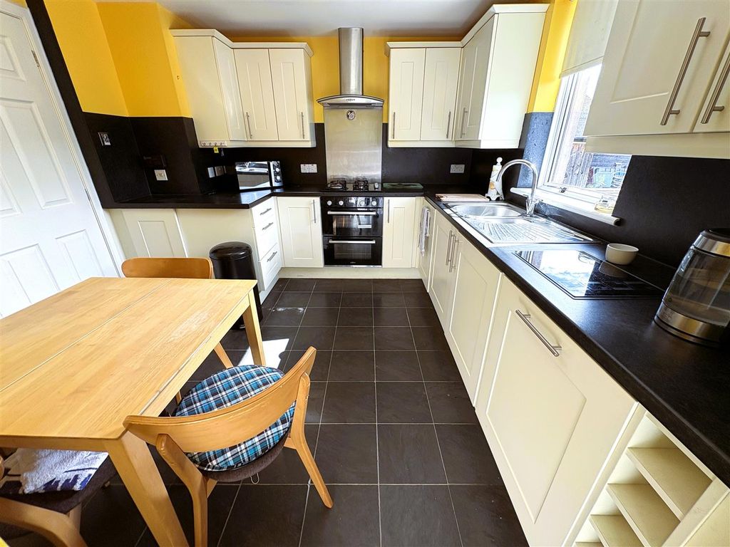 Property photo 3 of 21 Kitchen
