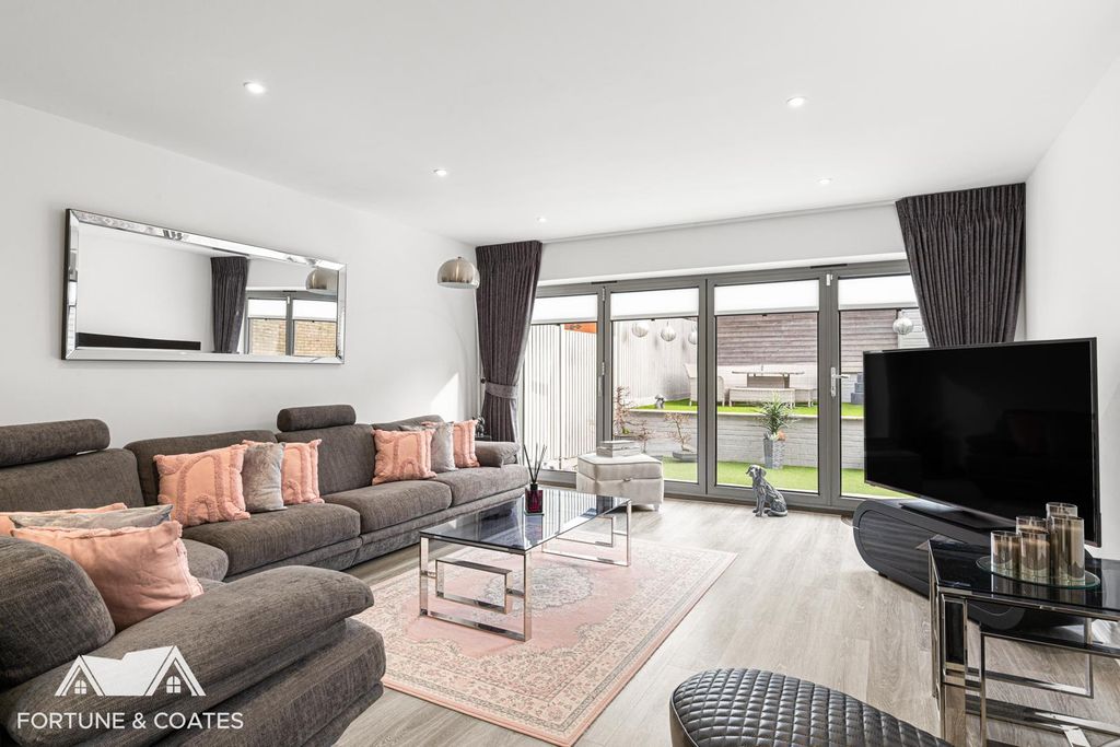 Property photo 2 of 35 Woodlandway_29.Jpg