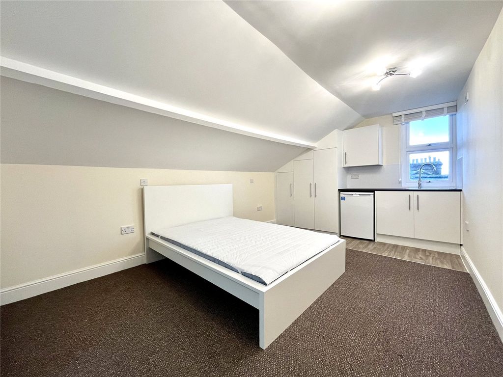 Property photo 2 of 9 Room