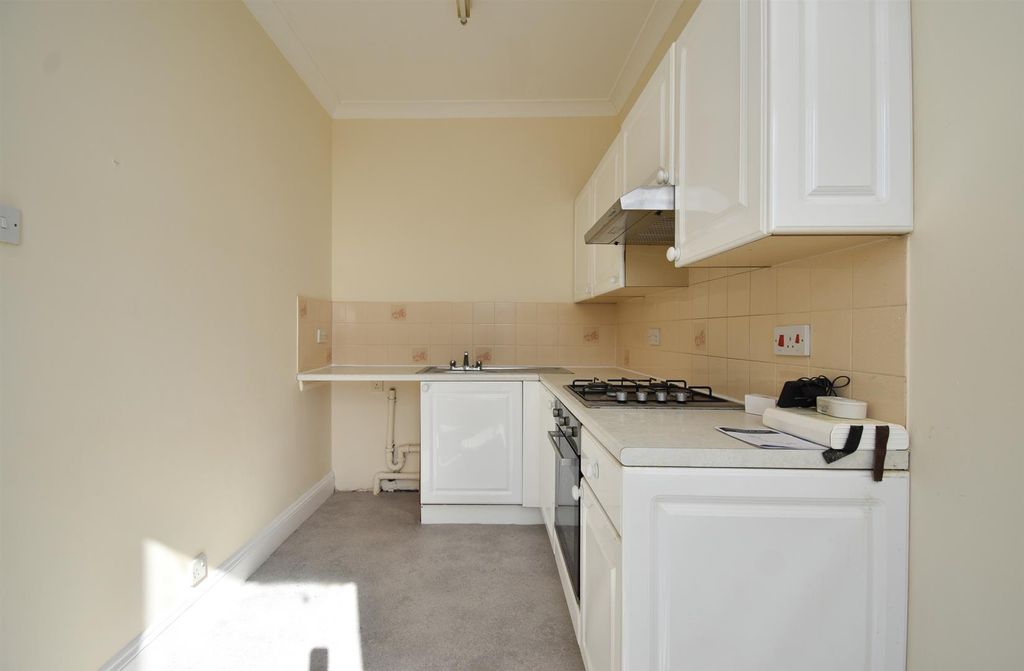 Property photo 3 of 10 Kitchen