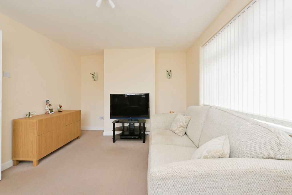 Property photo 3 of 17 Lounge