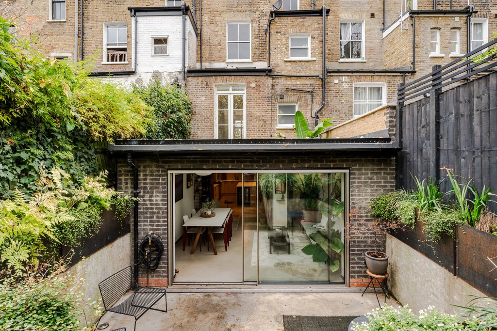 Property photo 2 of 39 319480 - 29 Trafalgar Avenue-64.Jpeg