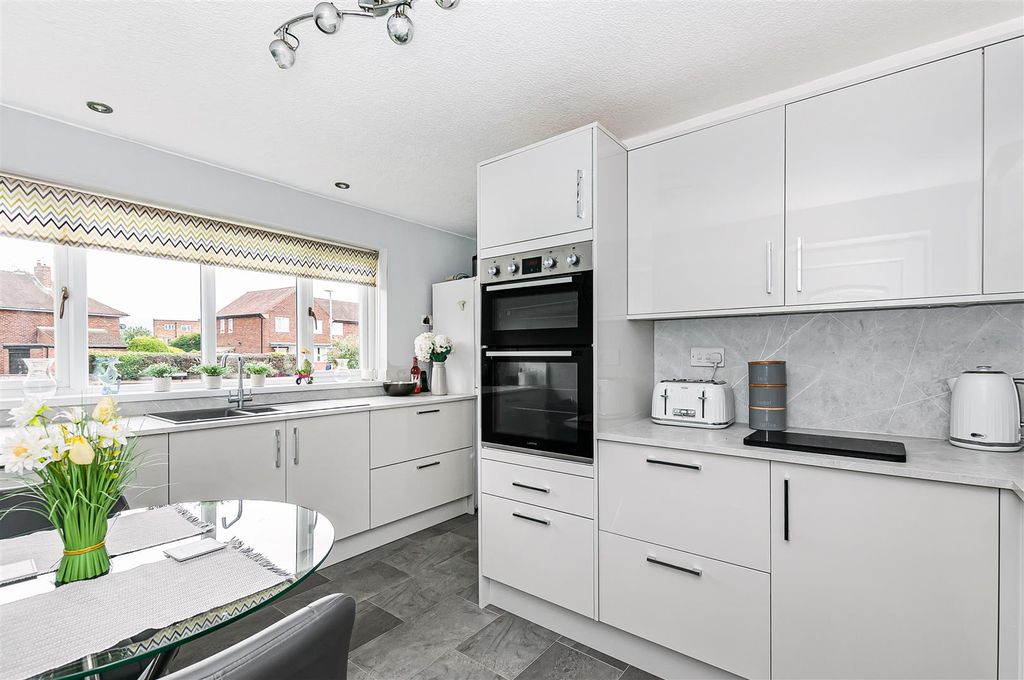 Property photo 2 of 18 50 Woodfield Road16.Jpg