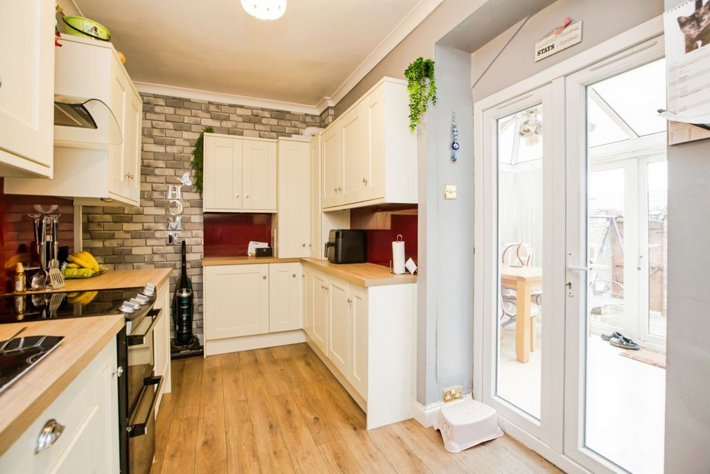 Property photo 3 of 20 Kitchen