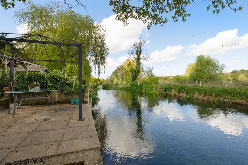 Property photo 2 of 22 Ashford Road, Canterbury