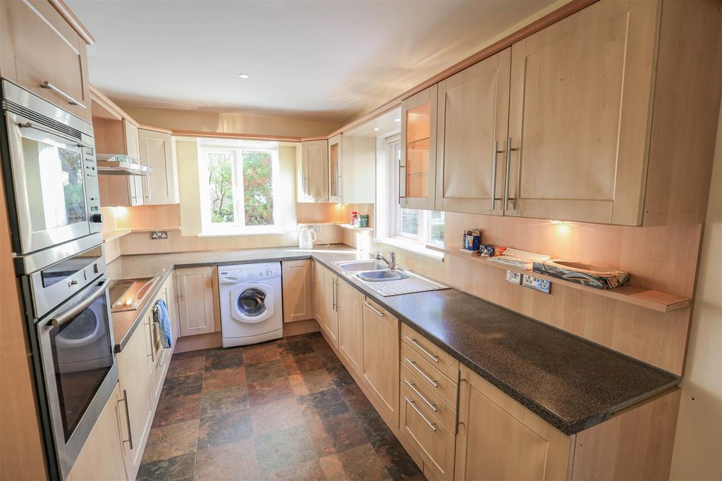 Property photo 3 of 19 Dining Kitchen
