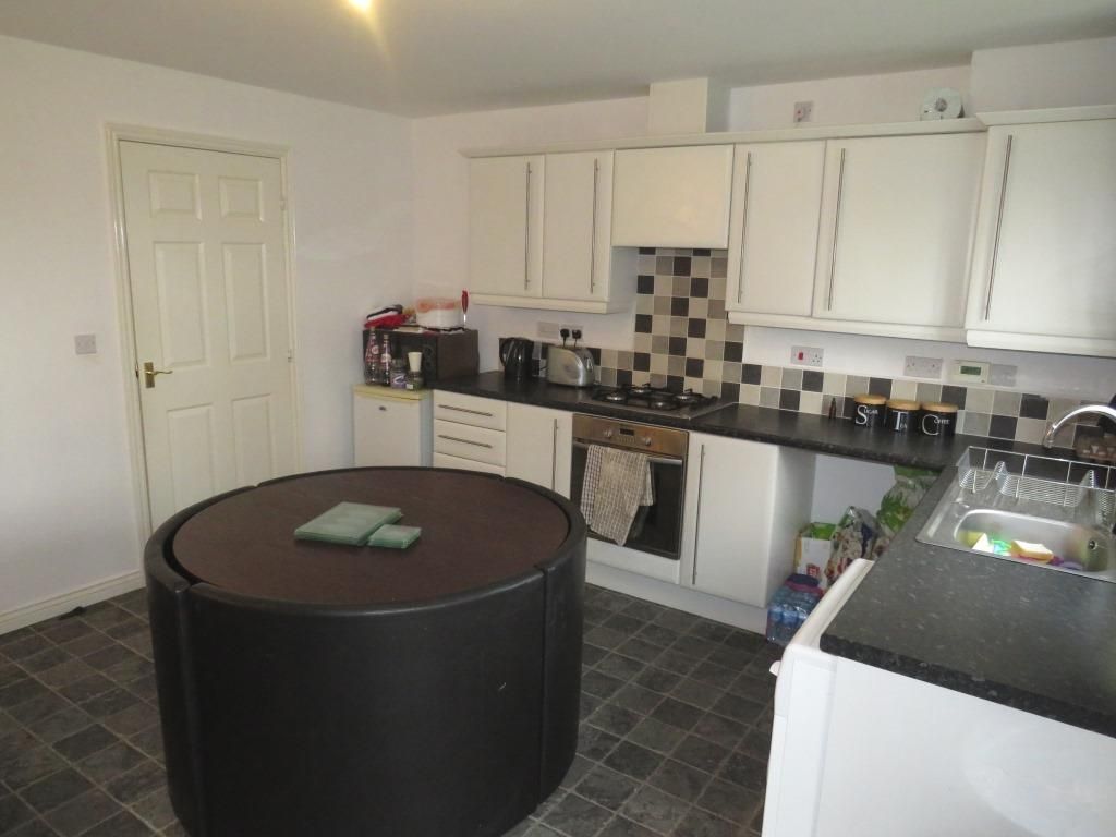 Property photo 3 of 18 Kitchen