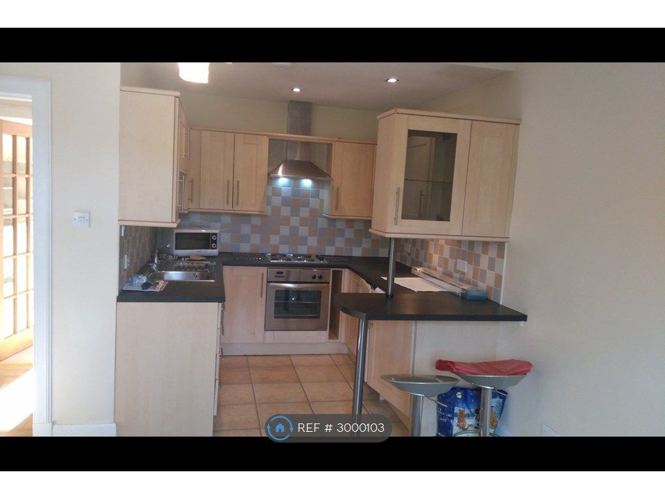 Property photo 3 of 9 Fully Fitted Kitchen