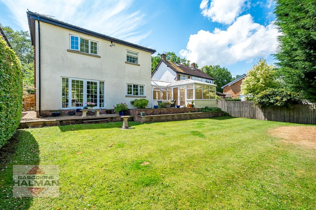 Property photo 2 of 17 Gardens