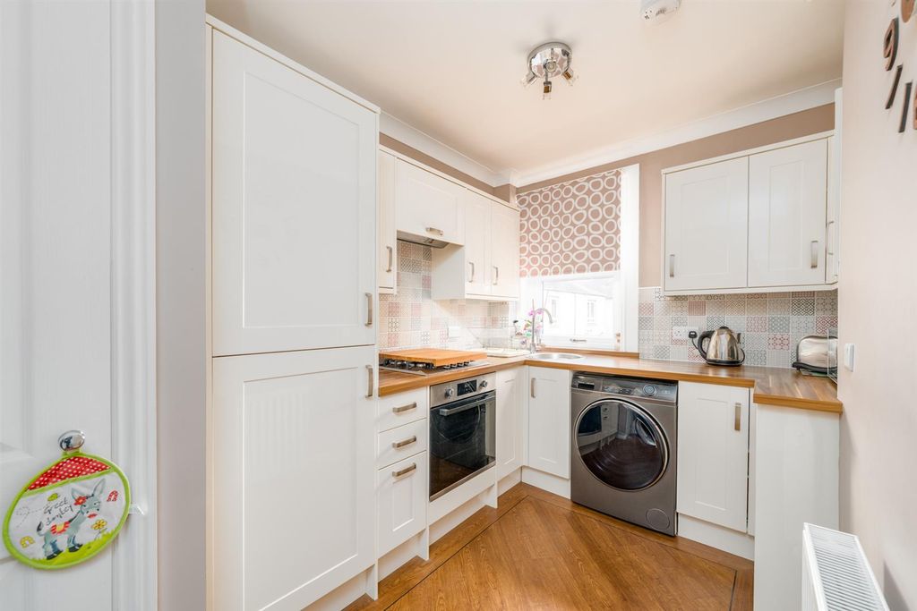 Property photo 3 of 12 11 Mansfield Gardens-05.Jpg