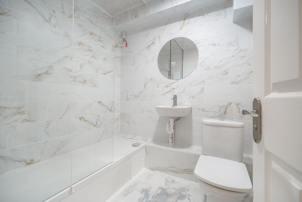 Property photo 3 of 10 Bathroom 1