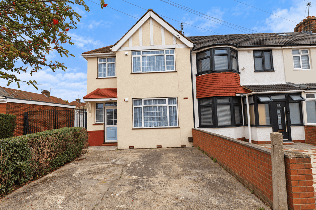 Property photo 1 of 7 Three Bedroom Terraced House With Rear Garden — Southall Ub1