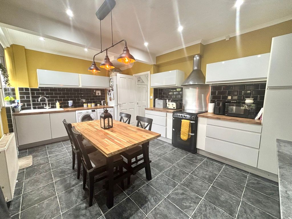 Property photo 3 of 31 Kitchen 2