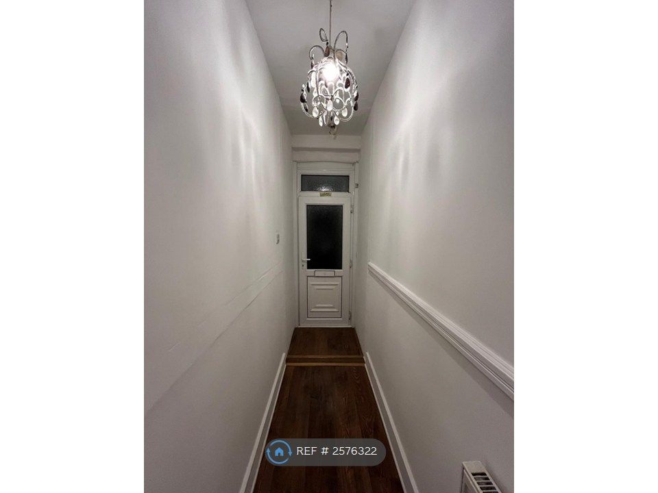 Property photo 2 of 32 Entrance Hall 1