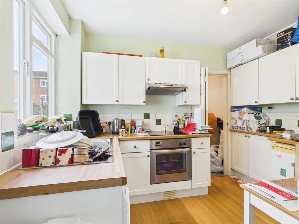 Property photo 3 of 11 Kitchen