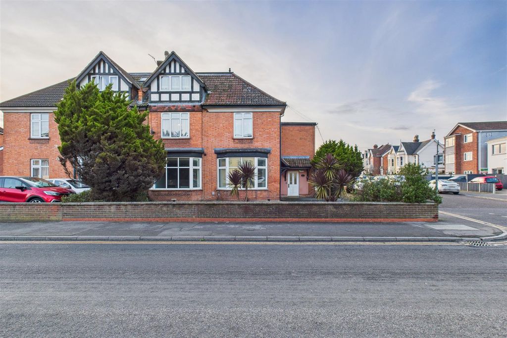 Property photo 3 of 19 Flat 1 Pine Grange, 27 Berrow Road, Burnham On Sea