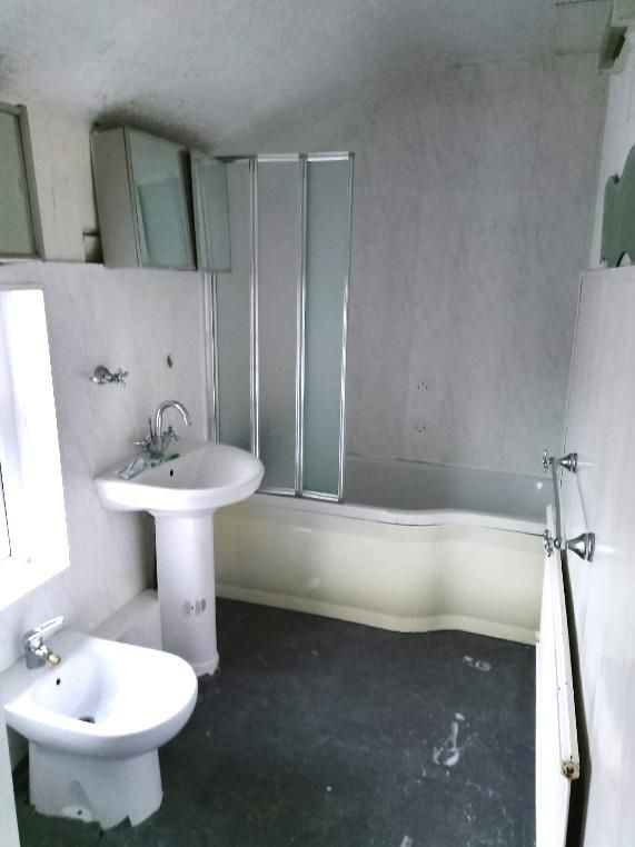 Property photo 2 of 11 Bathroom