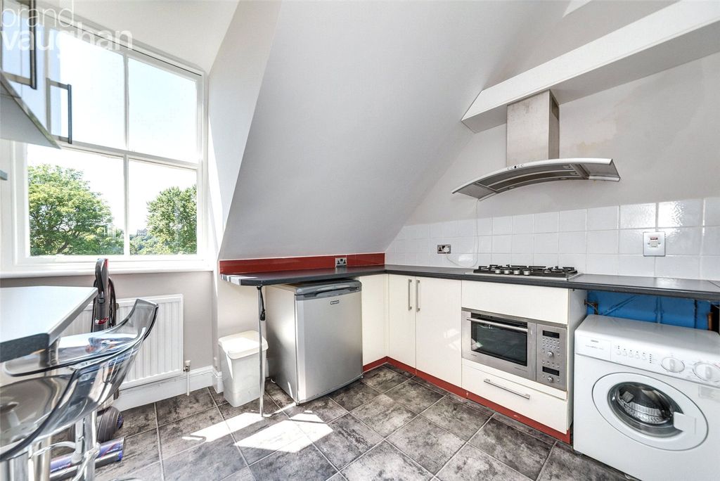 Property photo 3 of 10 Kitchen