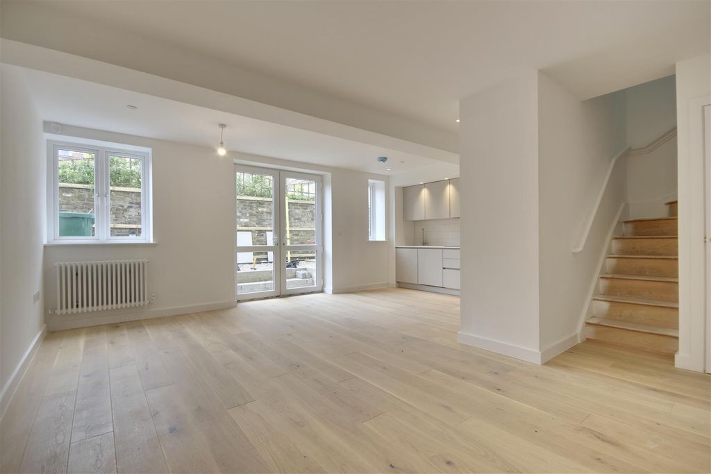 Property photo 1 of 17 E87E22E3-25A5-4Db6-B4A7-292E76Be3F1A_1_201_A.Jpeg