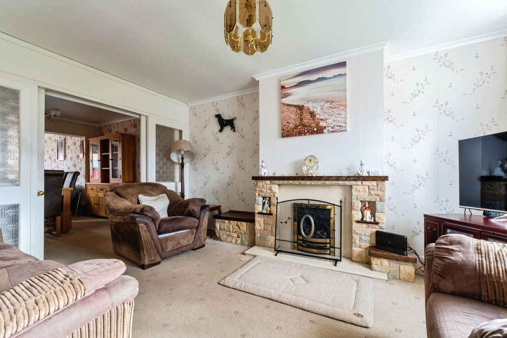 Property photo 3 of 12 Lounge