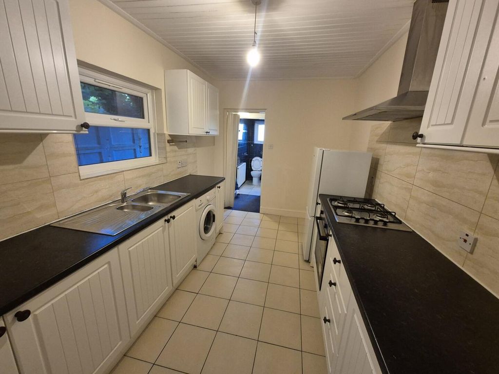 Property photo 3 of 9 Kitchen