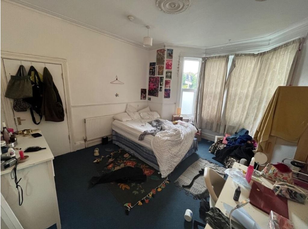 Property photo 3 of 13 A Spacious Double Bedroom With Large Windows That ...