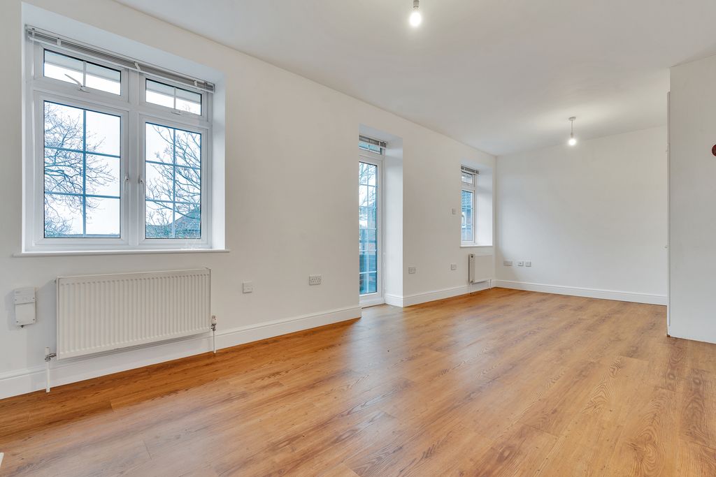 Property photo 1 of 10 Photo 02