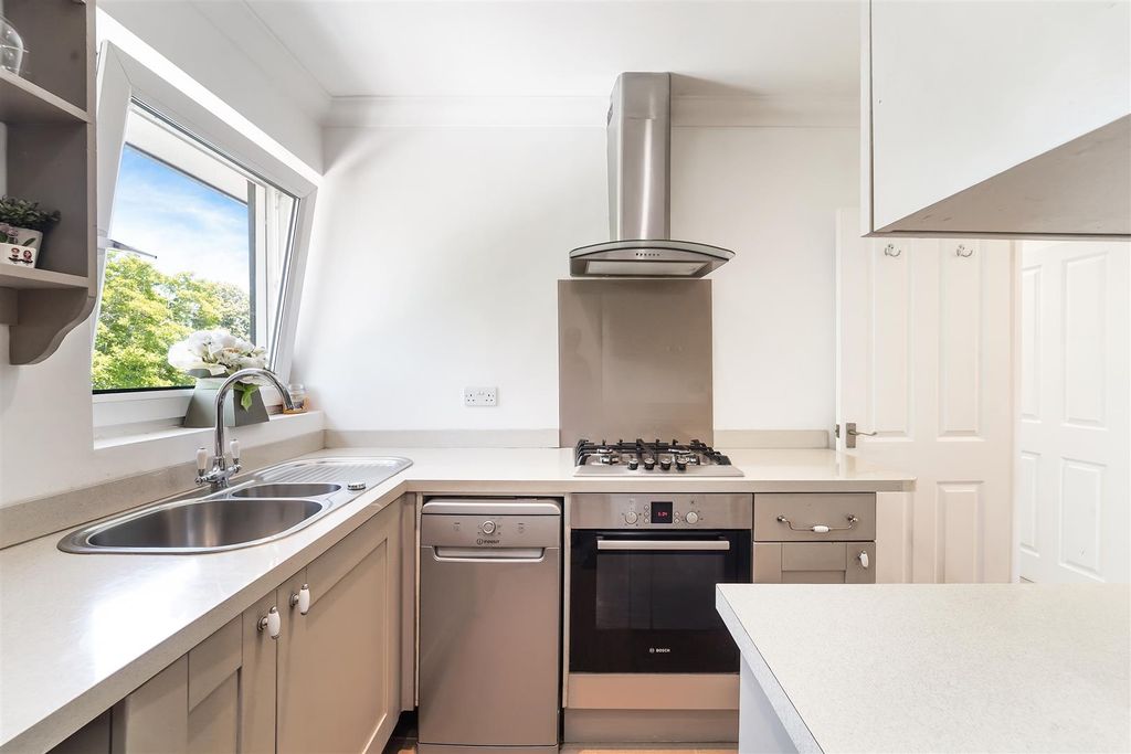 2 bed maisonette for saleCheviot Close, Banstead SM7 photo 5