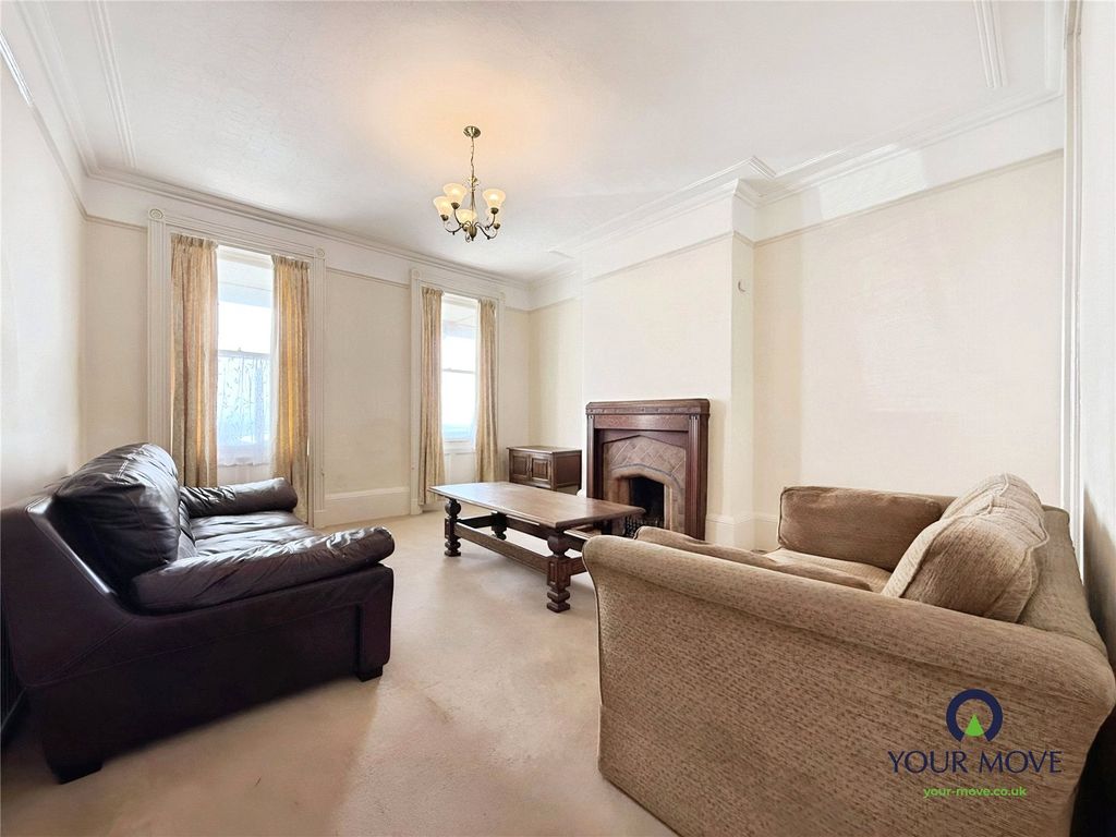 Property photo 2 of 17 Lounge