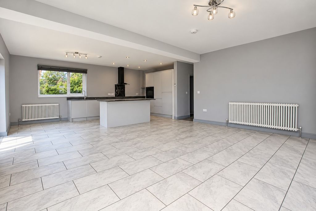 Property photo 3 of 9 5895274