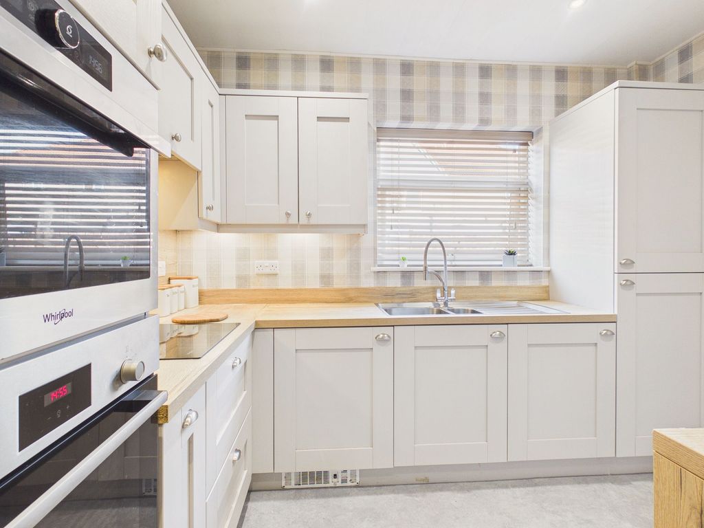 Property photo 3 of 14 Kitchen