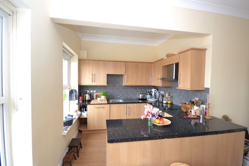 Property photo 2 of 6 Kitchen