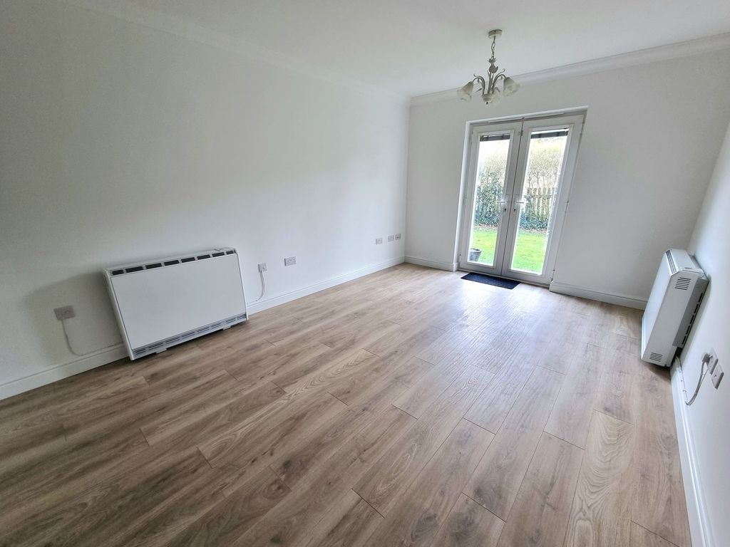 Property photo 3 of 20 Lounge