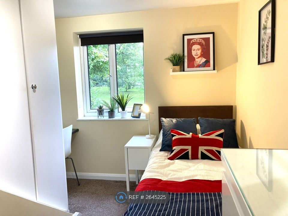 Property photo 1 of 11 Your Single Room On 1st Floor