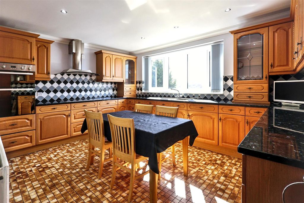 Property photo 3 of 30 Fraser Road Carlton, Nottingham, Ng4 1Nq