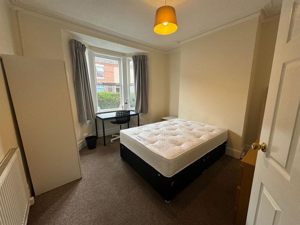 Property photo 2 of 21 Bed 1