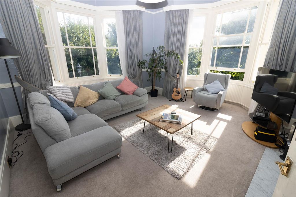 Property photo 2 of 13 Lounge