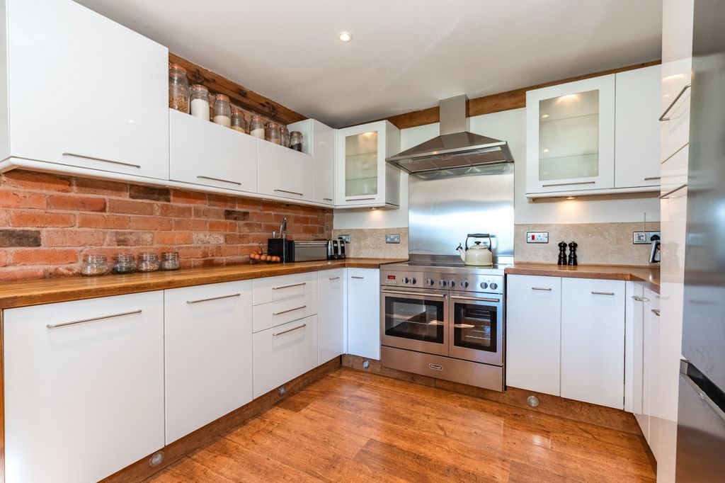 Property photo 2 of 32