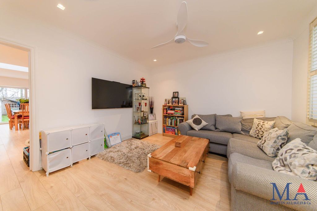 Property photo 2 of 23