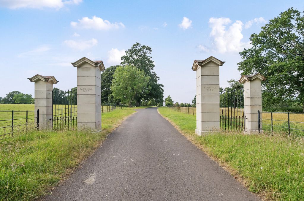 Property photo 3 of 32 Park Entrance
