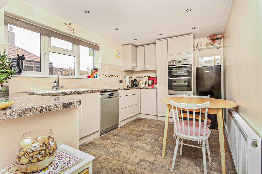 Property photo 2 of 10 Kitchen/Breakfast Room