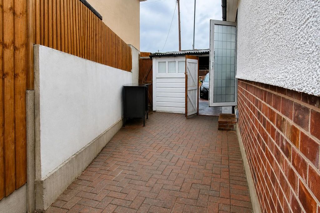 Property photo 3 of 15 Garage & Side Entrance