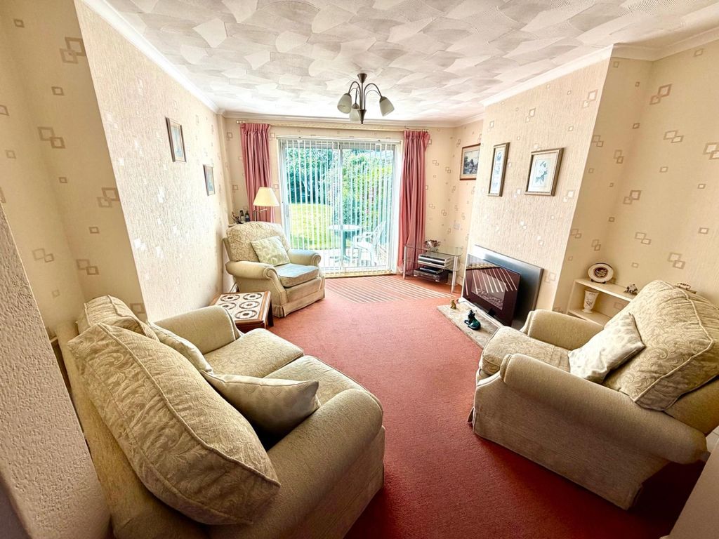 Property photo 3 of 10 Lounge