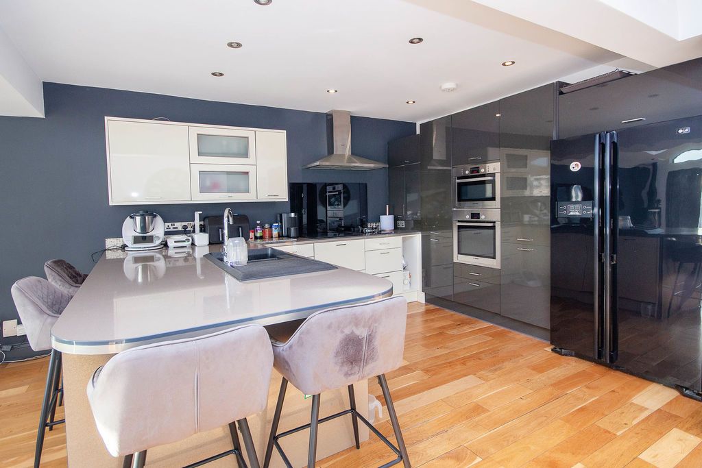 Property photo 3 of 21 Living Room/ Kitchen