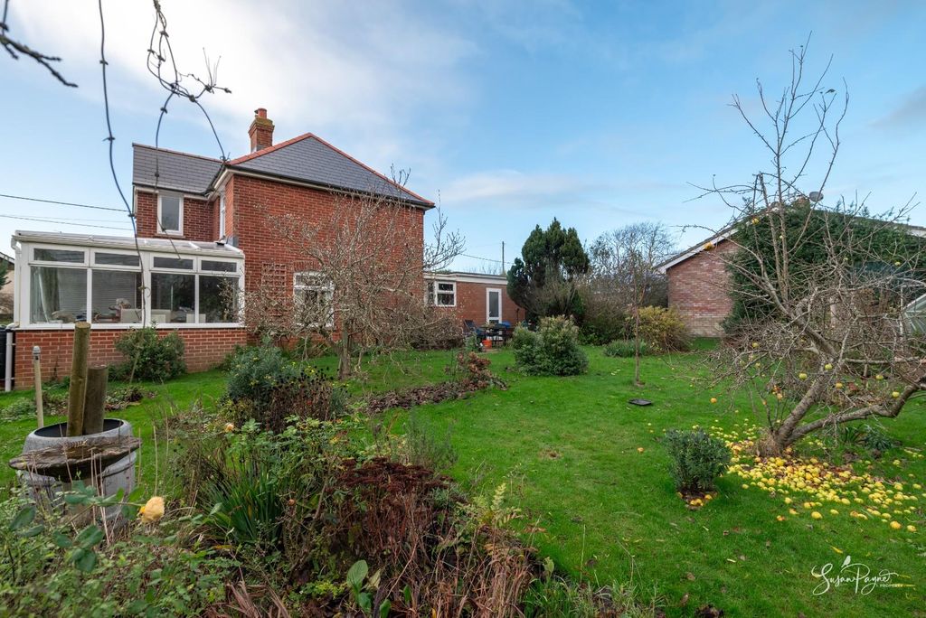 Property photo 2 of 23 Garden